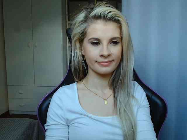 Model: KristineNatural