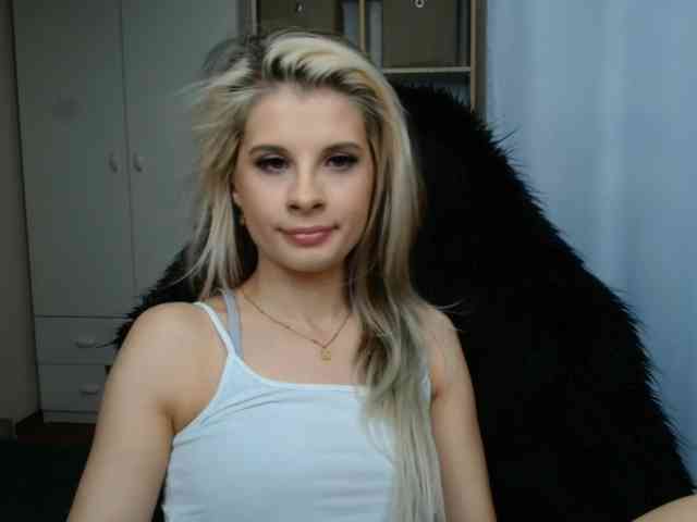Model: KristineNatural