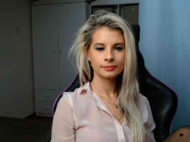 Model: KristineNatural