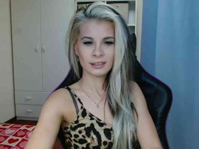 Model: KristineNatural