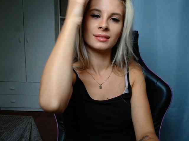 Model: KristineNatural