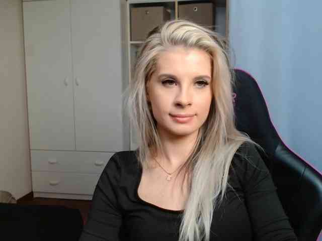 Model: KristineNatural