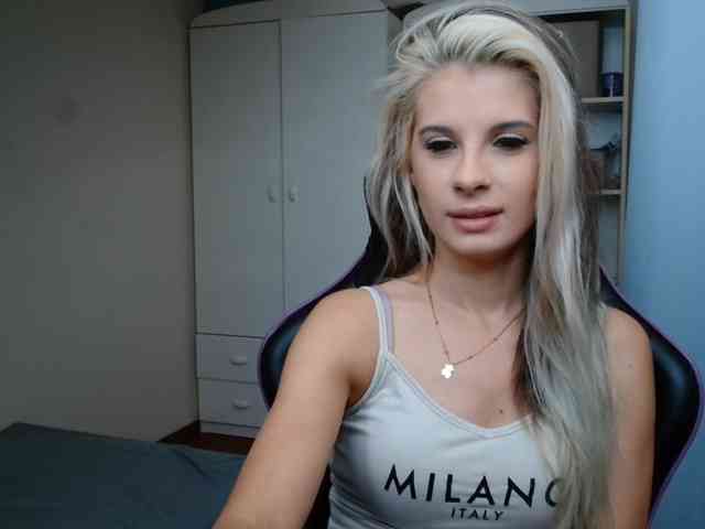 Model: KristineNatural