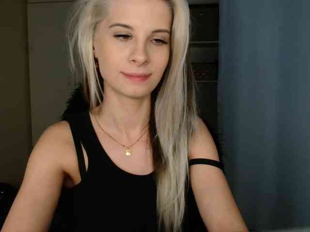 Model: KristineNatural
