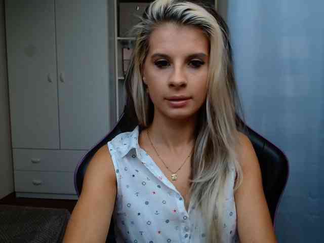 Model: KristineNatural