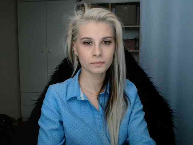 Model: KristineNatural