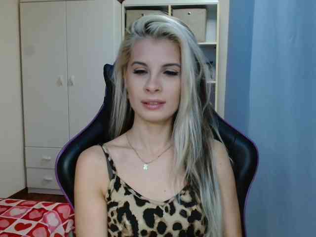 Model: KristineNatural