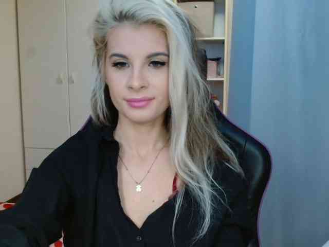 Model: KristineNatural