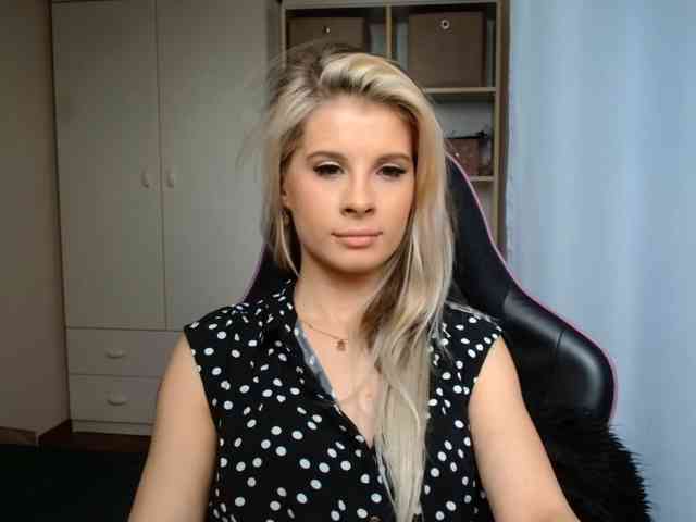 Model: KristineNatural