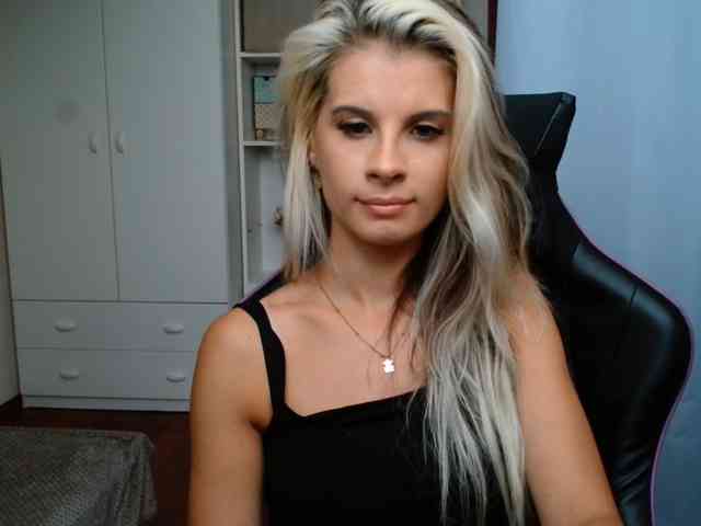 Model: KristineNatural