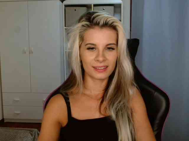 Model: KristineNatural
