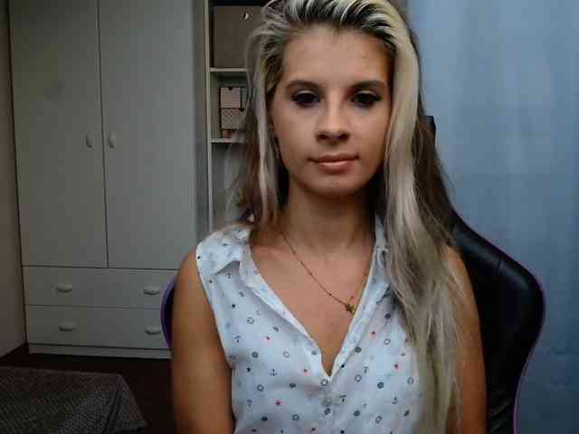 Model: KristineNatural