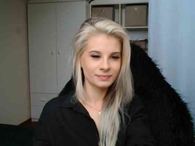 Model: KristineNatural