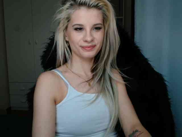 Model: KristineNatural