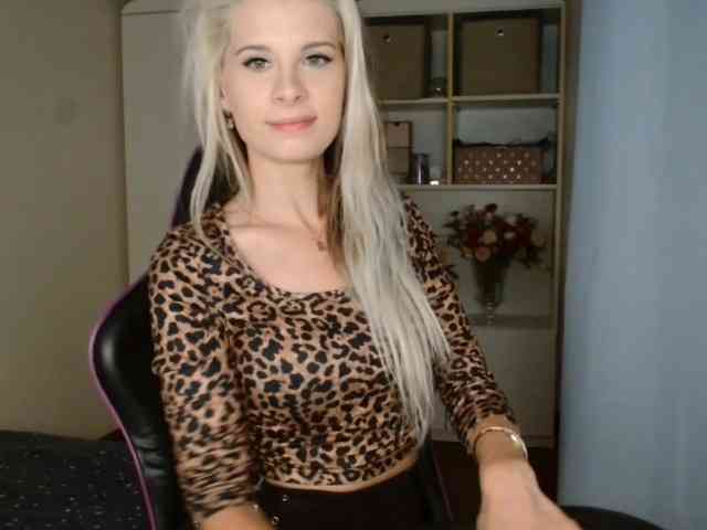 Model: KristineNatural