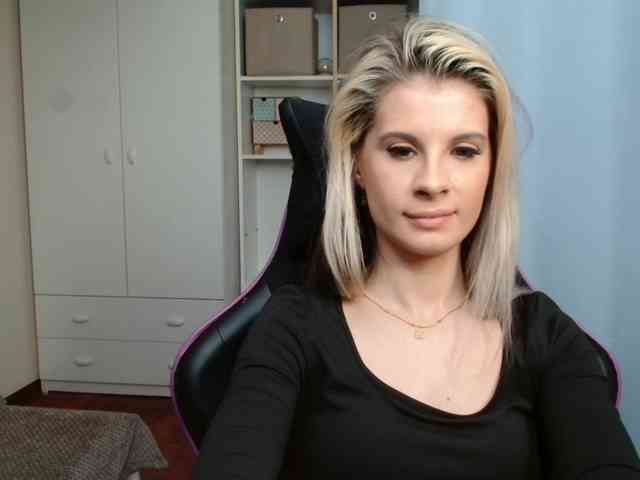 Model: KristineNatural