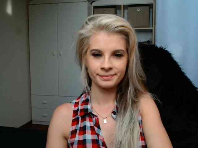 Model: KristineNatural
