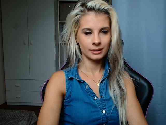 Model: KristineNatural