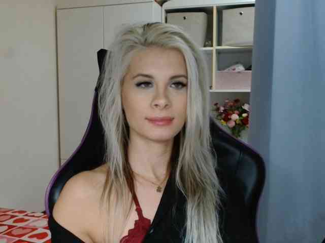 Model: KristineNatural
