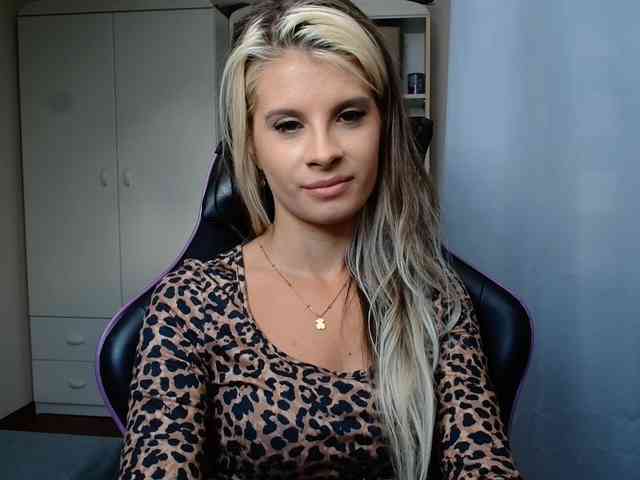 Model: KristineNatural