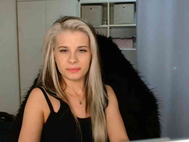 Model: KristineNatural