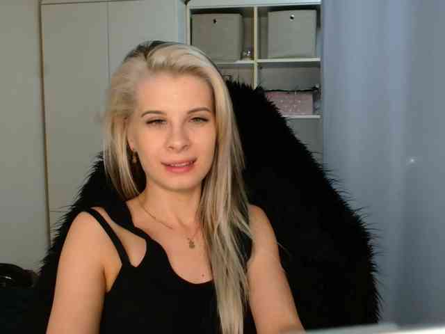Model: KristineNatural