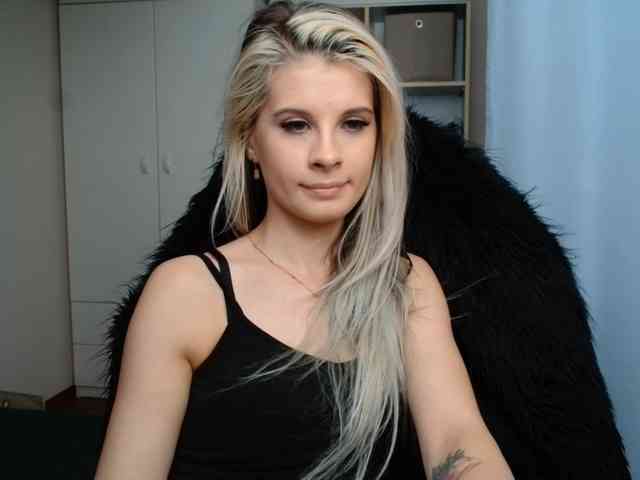Model: KristineNatural