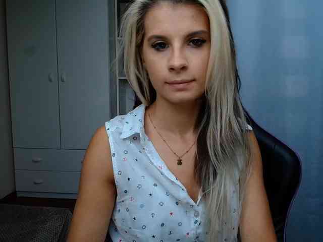Model: KristineNatural