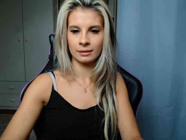 Model: KristineNatural