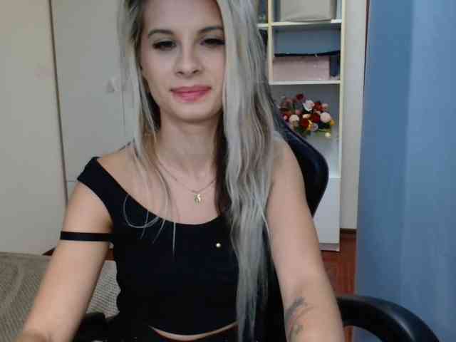 Model: KristineNatural