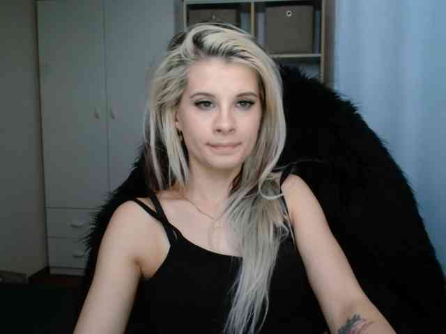 Model: KristineNatural
