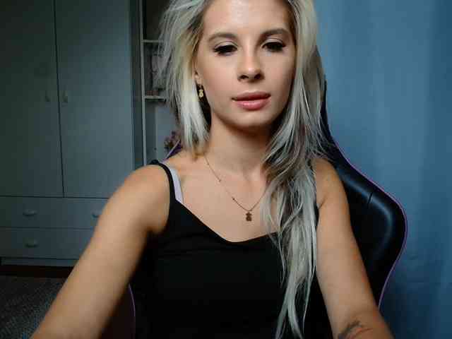 Model: KristineNatural