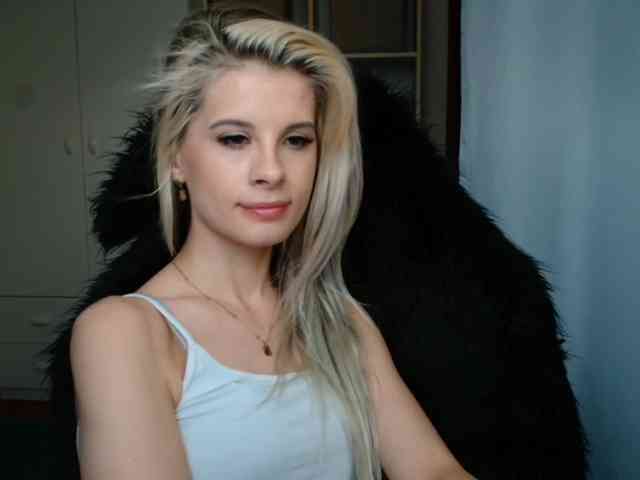 Model: KristineNatural