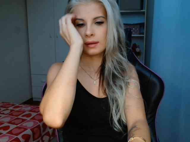 Model: KristineNatural