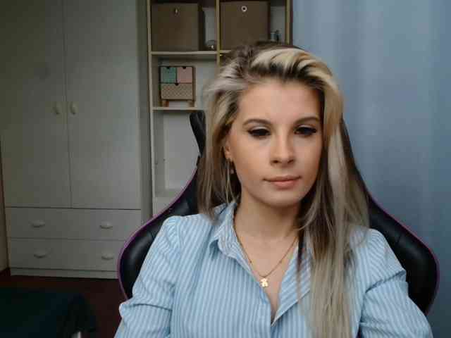 Model: KristineNatural