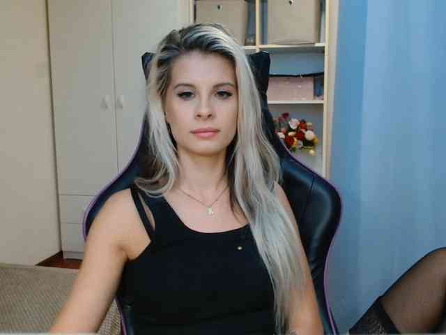 Model: KristineNatural