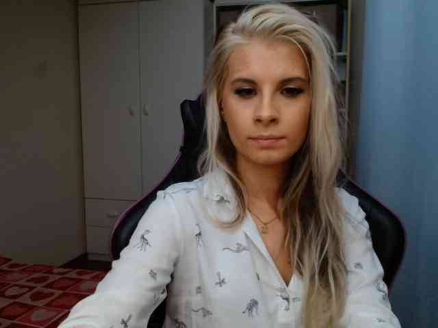 Model: KristineNatural