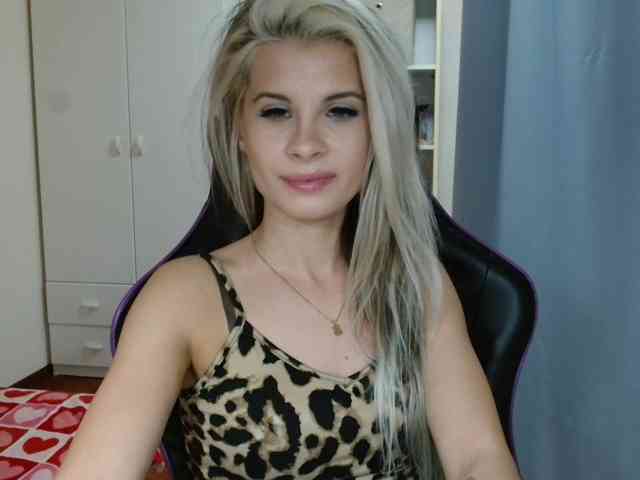 Model: KristineNatural