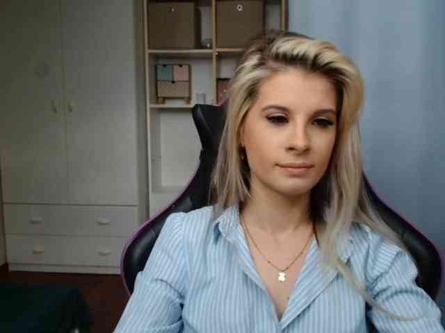 Model: KristineNatural