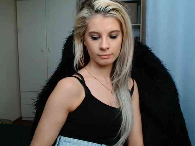 Model: KristineNatural