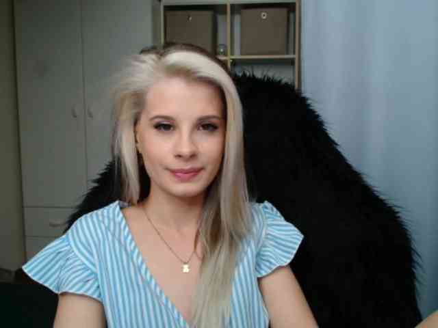 Model: KristineNatural
