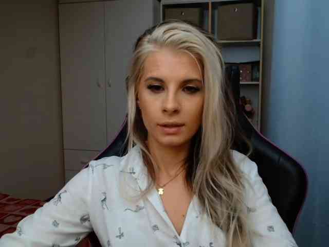 Model: KristineNatural