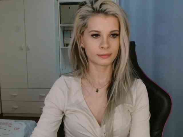 Model: KristineNatural