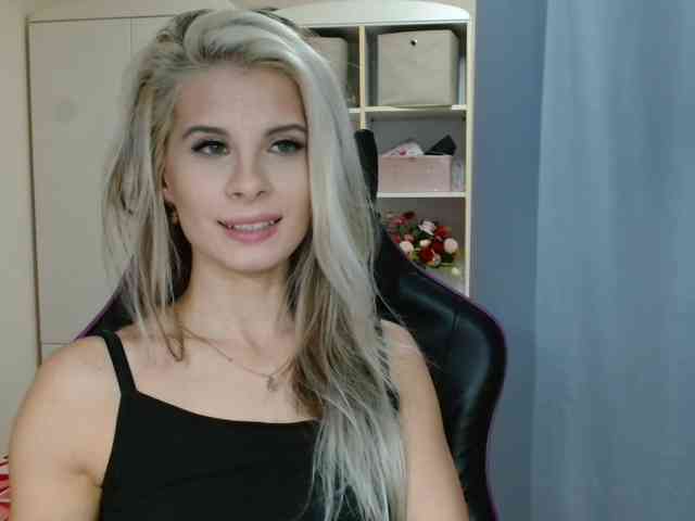 Model: KristineNatural