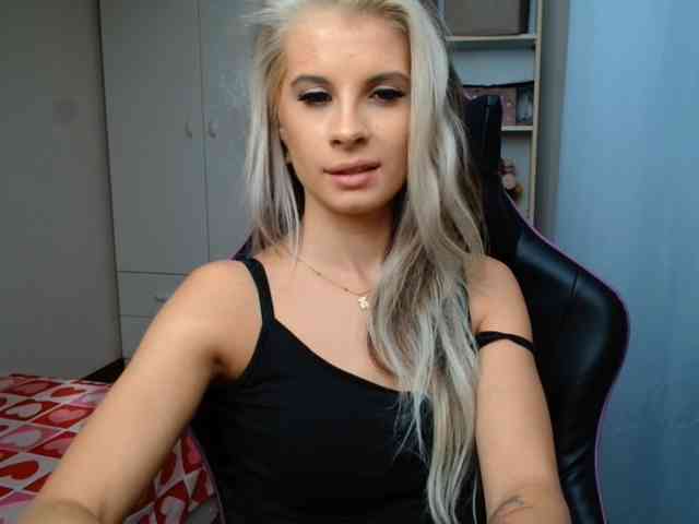 Model: KristineNatural