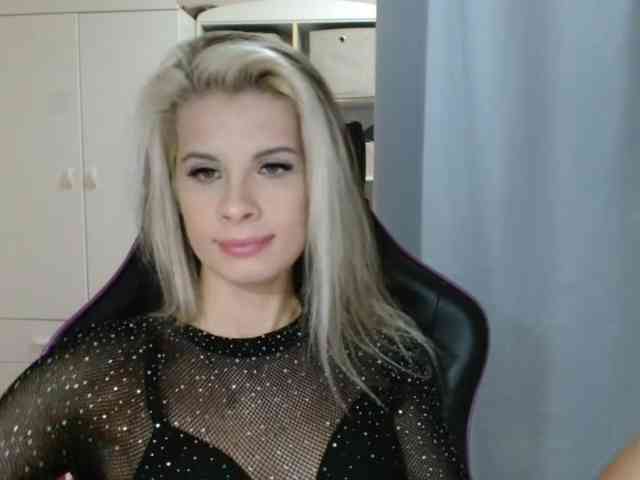 Model: KristineNatural