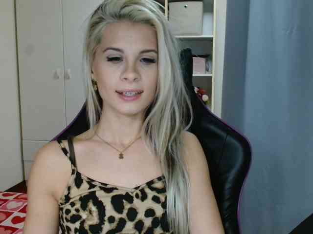 Model: KristineNatural