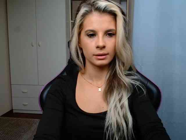 Model: KristineNatural