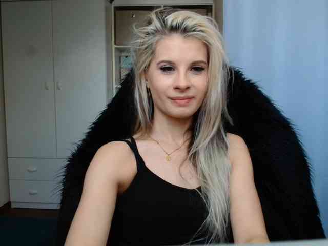 Model: KristineNatural