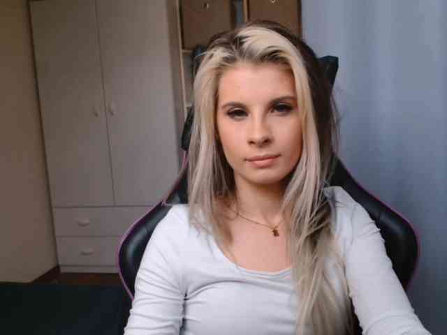 Model: KristineNatural